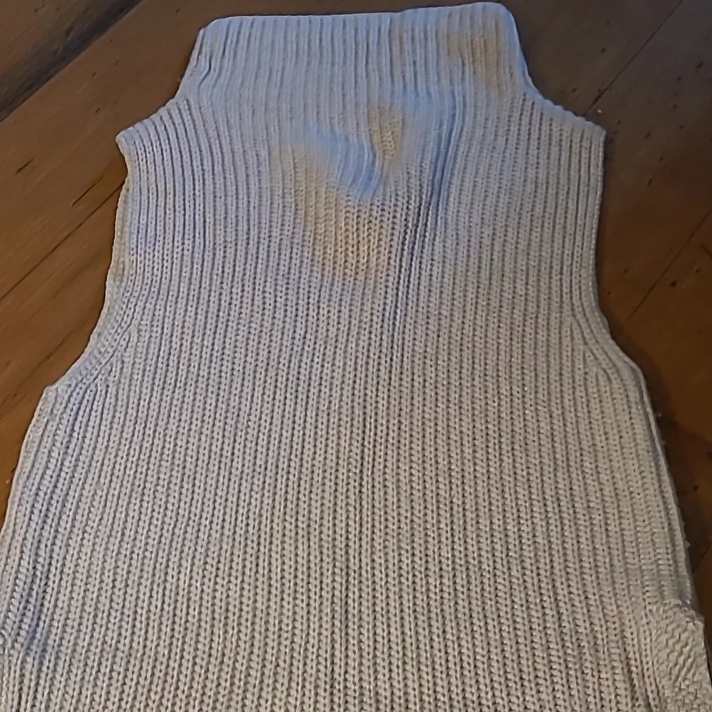 Aritzia Sleeveless Turtleneck Knit Sweater Vest in Light Gray - Picture 5 of 6
